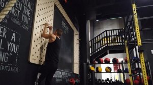 Кроссфит Пегборд №2 (pegboard): базовое упражнение - как лазить