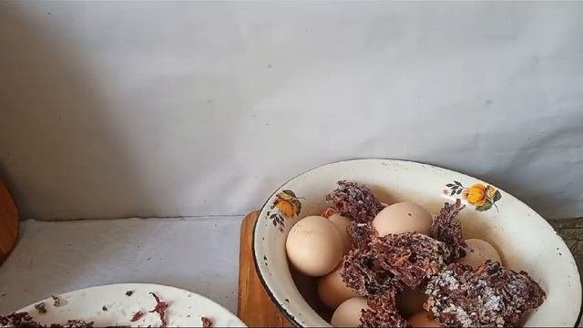 ЛАЙФХАК  ПОКРАСИТЬ ЯИЦА В  БОРДОВЫЙ ЦВЕТ
