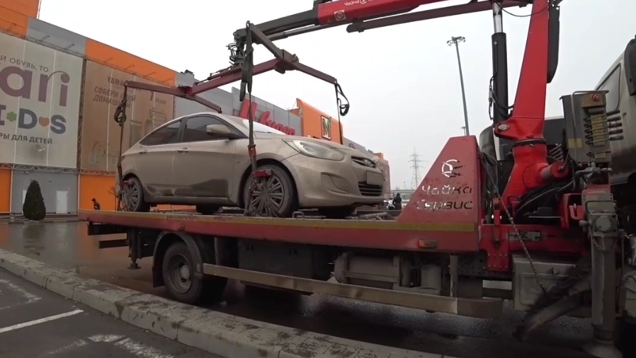 🔥Эвакуация Hyundai Solaris, мгновенная карма для автохама. инвалиды на парковке у ТРК МЕГАМАГ.🔥 смотреть онлайн