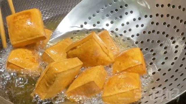 家庭版街边小吃“浇汁豆腐”的做法，外焦里嫩，汤汁鲜香，学会了也可以摆摊哦@eryumama 二宇妈妈