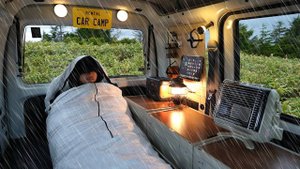 «Снег, дождь, туман: одиночный автомобильный кемпинг под дождём на самой высокой точке».