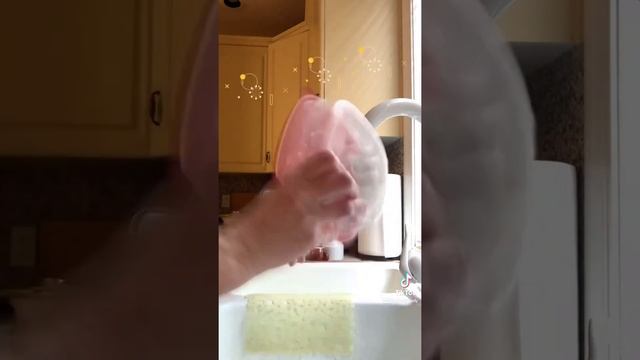 Cleaning plastic containers