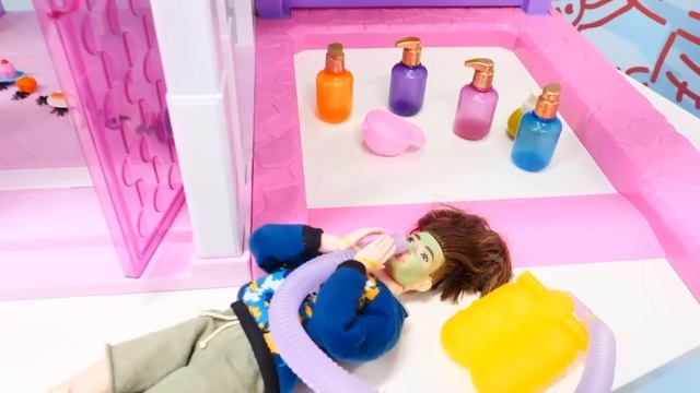 Ayşe ve Ümit ile Barbie oyunları! Ken böcek ilaçlarken hastaneye kaldırılıyor. Doktor oyunu смотреть онлайн