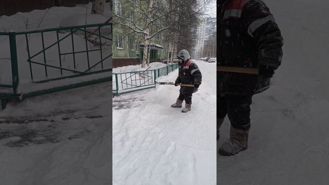 Снежная пора во всех дворах Нижневартовска