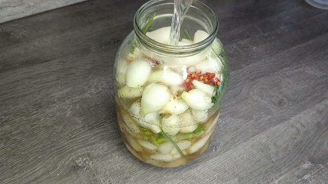 МНОГО МЕЛКОГО ЛУКА НЕ ЗНАЕТЕ ЧТО С НИМ ДЕЛАТЬ?МАРИНОВАННЫЙ ЛУК ГОТОВ ЧЕРЕЗ ДВА ДНЯ А ТАК ЖЕ НА ЗИМУ смотреть онлайн