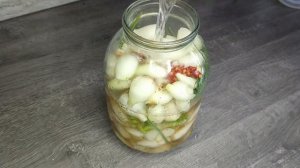 МНОГО МЕЛКОГО ЛУКА НЕ ЗНАЕТЕ ЧТО С НИМ ДЕЛАТЬ?МАРИНОВАННЫЙ ЛУК ГОТОВ ЧЕРЕЗ ДВА ДНЯ А ТАК ЖЕ НА ЗИМУ