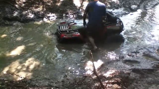 2012 Can am outlander 650 xt in a mud hole on 27in XTR смотреть онлайн