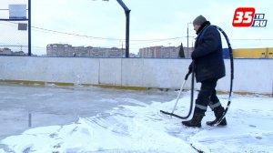 «Ждем устойчивого минуса»: заливать лед в хоккейных коробках начали в Череповце