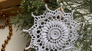 Красивая рельефная снежинка