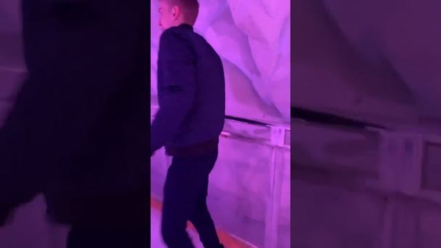 Учу младшего "резать лёд" смотреть онлайн