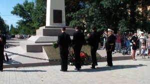 Юбилей 30-го ОДРАП 31.07.2013.(возложение гирлянды к памятнику )