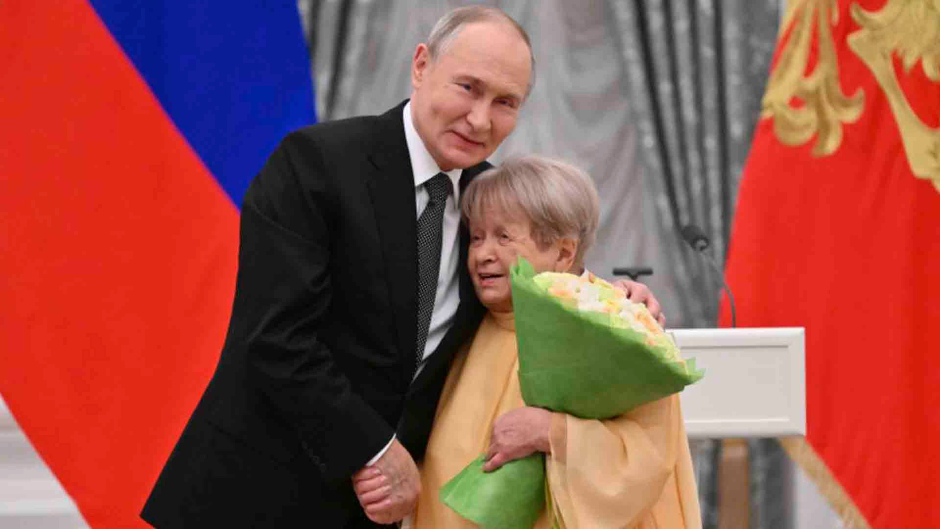 Путин в День Конституции вручил госнаграды выдающимся россиянам