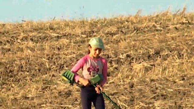 Вышли с дочкой и собакой на природу. смотреть онлайн