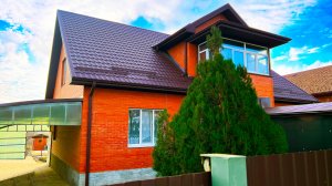 Добротный кирпичный дом с шикарным участком, прекрасным ухоженным садом и собственным выходом к реке