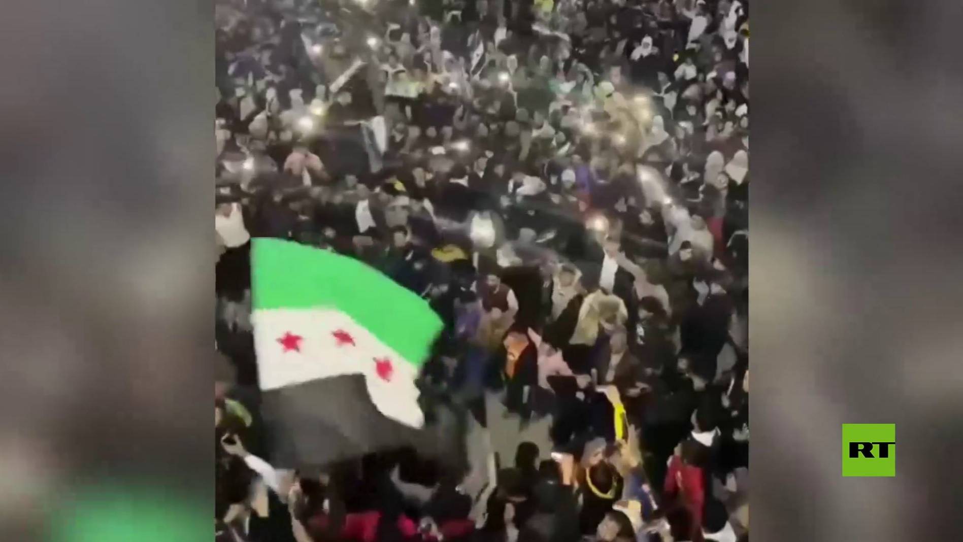 أهالي دير الزور يحتفلون بدخول إدارة العمليات العسكرية إلى المدينة