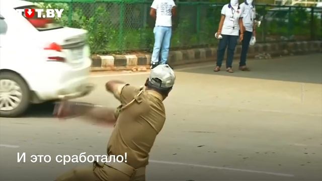 Регулировщик из Индии «танцует» прямо на трассе смотреть онлайн