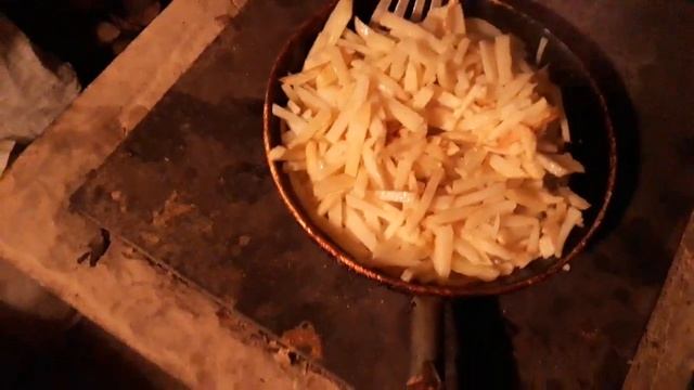 Процесс перемешивания картофеля смотреть онлайн