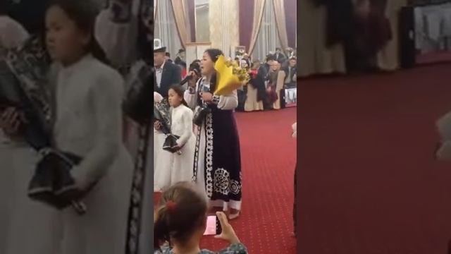 Тойкулова Акинай"Апа сени коргону келдим"Кайэнесине оз апасын юбилейинде ыр белек
