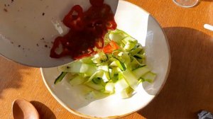 Салат из сырых кабачков