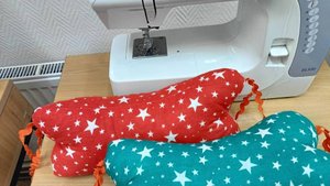 Школьники Ваты шьют подушки для раненых бойцов