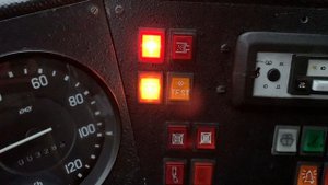 Ikarus 280 – сигнал контрольной лампы ЭФУ разрешающий запуск двигателя