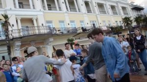 Уличный танцы. Прыжки на Ялтинской набережной