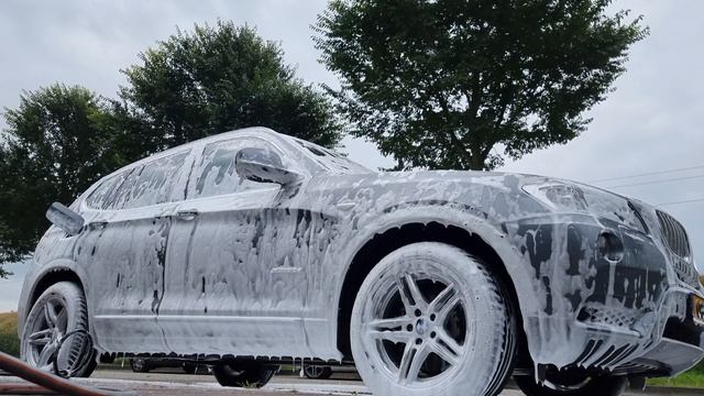 Foaming a car with Kenotek Snowfoam
