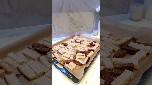 Кириешки . Гренки, сухарики с чесноком рецепт в духовке без масла.