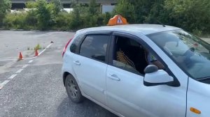 Изучение основ парковки и движения задним ходом на автодроме.