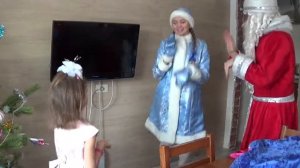 Алиса встречает дедушку Мороза и Снегурочку.