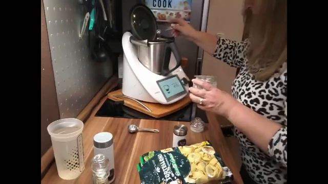 🇮🇹 TORTELLONI mit Tomaten-Basilikum-Sauce ... ITALIEN ... Thermomix® TM6,TM5, TM31 смотреть онлайн