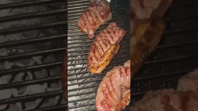 СТЕЙК на грилеСтейк РИБАЙ Стейк СТРИПЛОЙН #shorts #steak #food #grill #мясо #стейк#мираторг #еда