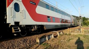 Электровоз 2ЭС4К-069 "Дончак" с фирменным двухэтажным поездом №036С "Северная Пальмира"