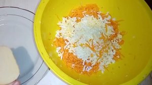 Салат из сырой моркови с сыром "Пятиминутка". Быстрый салат на все случаи жизни!