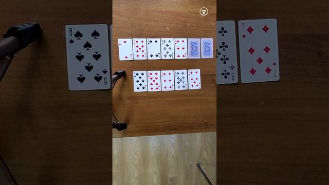 Определите две карты 🃏 из нижнего ряда, которые дополняют последовательность