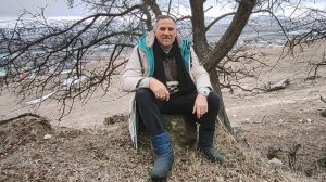 Прошёл по улочке в посёлке Мирном