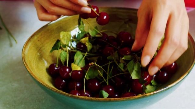 Что творит ЧЕРЕШНЯ с организмом? Почему нельзя выбрасывать косточки и хвостики черешни??? смотреть онлайн