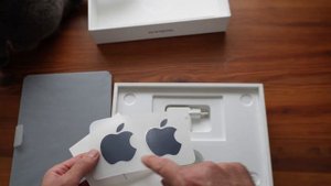 Apple Macbook Air M3 (2024) 13 inch Midnight base model unboxing