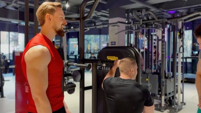 СИЛОВАЯ ЗАРУБА! Кто сделает больше отжиманий на брусьях с весом! Часть 1.
