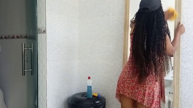 LIMPANDO O ESPELHO!CLEANING THE MIRROR!تنظيف المرآة! смотреть онлайн