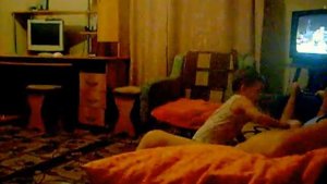 укусила брата за попу