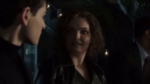 Поцелуй Брюса Уэйна и Селины Кайл черная кошка отрывок сериал Готэм Gotham