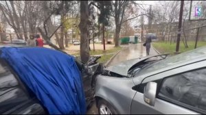 В керченском дворе припаркованные машины блокируют сквозной проезд