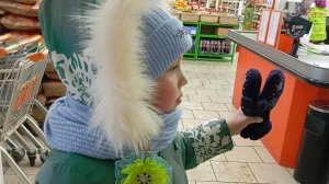 Дети чистят снег.Сходила на родительское собрание.