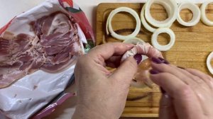 Луковые кольца в беконе.