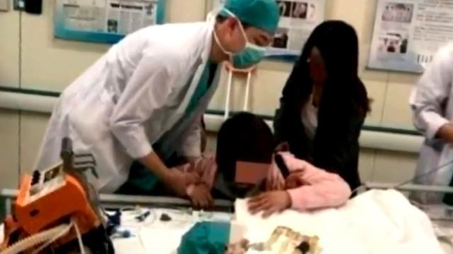 Все врачи в больнице поклонились 11-летнему мaльчикy. Причина потрясла мир!