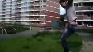 Безумный чел прыгает с 3 этажа