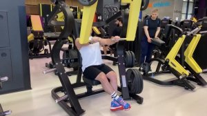 Жим на грудь в рычажном тренажере - техника выполнения