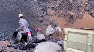 Строительство, шахтёры продолжают раскапывать песок с утёсов