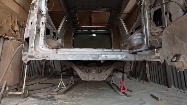 Митсубиси Паджеро 3 Работа идет полным ходом, Выкатил из бокса пескоструя смотреть онлайн